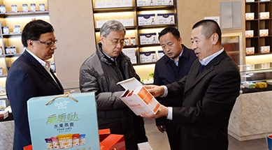 中國(guó)人民銀行黨委書(shū)記、中國(guó)銀保監(jiān)會(huì)主席郭樹(shù)清蒞臨公司調(diào)研產(chǎn)業(yè)化扶貧工作